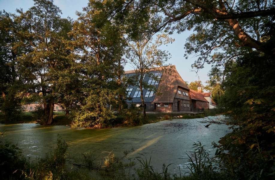 Vergangenheit und Zukunft vereint mit Stahlprofilen, Gut Damp in 24351 Damp